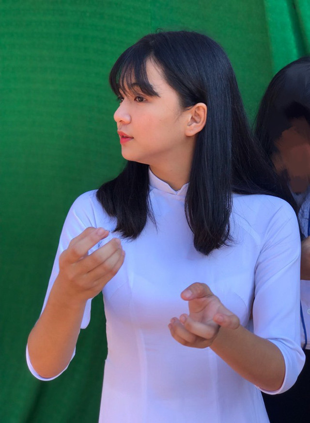 Diện áo dài trắng tinh khôi, nữ sinh 2K2 bất ngờ bị kết bạn ồ ạt - Hình 3 Dien ao dai trang tinh khoi, nu sinh 2K2 bat ngo bi ket ban o at-Hinh-3