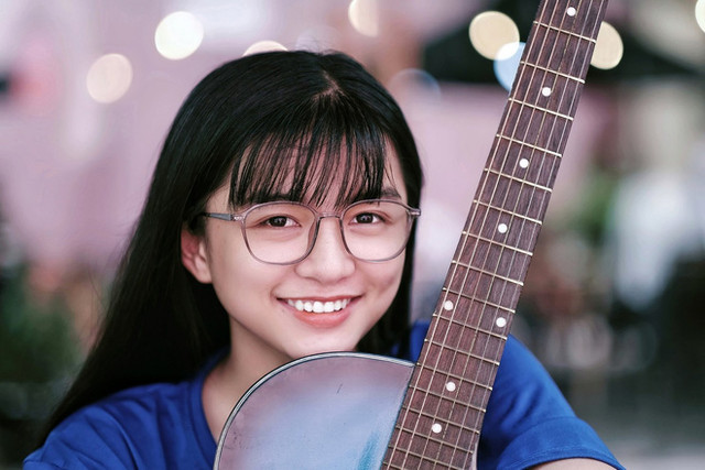 Diện áo dài trắng tinh khôi, nữ sinh 2K2 bất ngờ bị kết bạn ồ ạt - Hình 9 Dien ao dai trang tinh khoi, nu sinh 2K2 bat ngo bi ket ban o at-Hinh-9