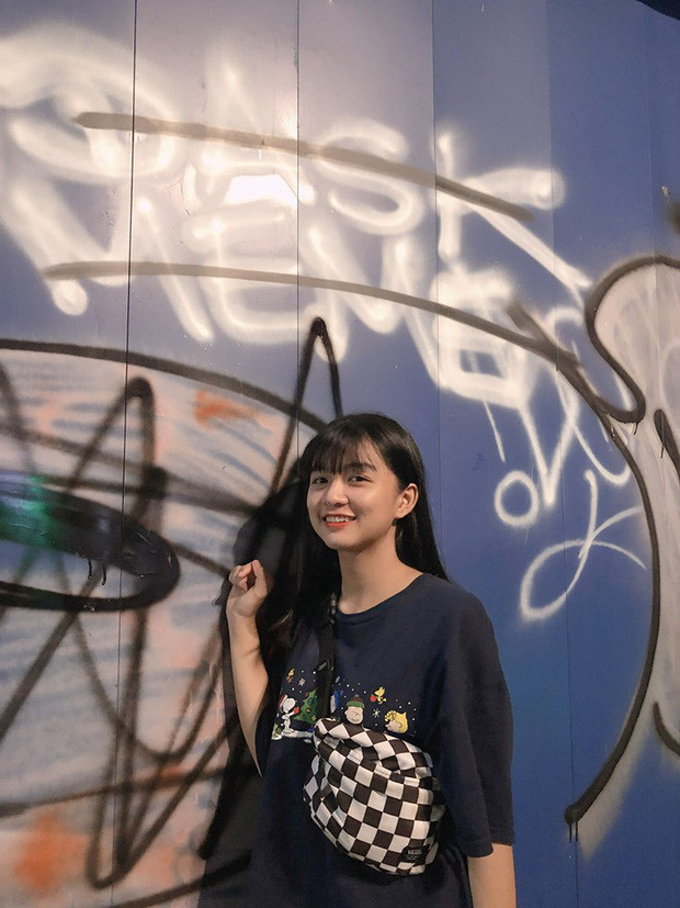 Diện áo dài trắng tinh khôi, nữ sinh 2K2 bất ngờ bị kết bạn ồ ạt - Hình 4 Dien ao dai trang tinh khoi, nu sinh 2K2 bat ngo bi ket ban o at-Hinh-4