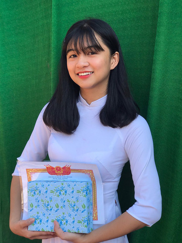 Diện áo dài trắng tinh khôi, nữ sinh 2K2 bất ngờ bị kết bạn ồ ạt Dien ao dai trang tinh khoi, nu sinh 2K2 bat ngo bi ket ban o at