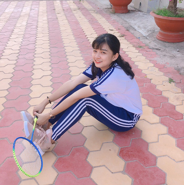 Diện áo dài trắng tinh khôi, nữ sinh 2K2 bất ngờ bị kết bạn ồ ạt - Hình 5 Dien ao dai trang tinh khoi, nu sinh 2K2 bat ngo bi ket ban o at-Hinh-5