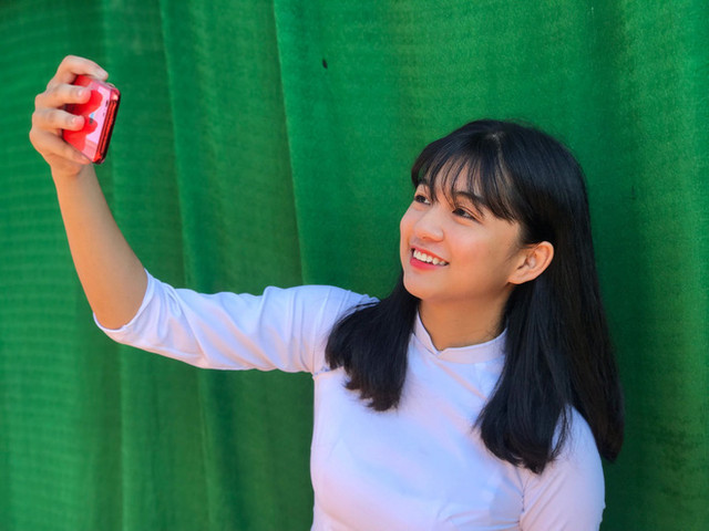 Diện áo dài trắng tinh khôi, nữ sinh 2K2 bất ngờ bị kết bạn ồ ạt - Hình 2 Dien ao dai trang tinh khoi, nu sinh 2K2 bat ngo bi ket ban o at-Hinh-2