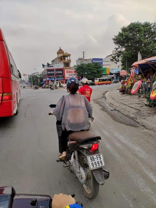 Thiếu nữ mặc đồ xuyên thấu đi biển xe toàn 9 gây sốt cộng đồng mạng Thieu nu mac do xuyen thau di bien xe toan 9 gay sot cong dong mang
