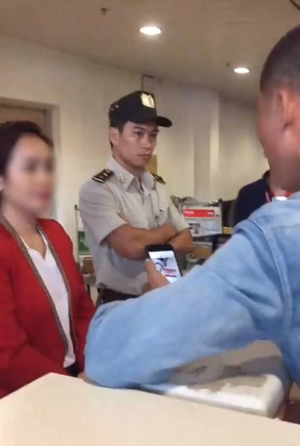 Truoc nu dai uy quay san bay Tan Son Nhat co hanh khach nao gay phan no du luan-Hinh-7