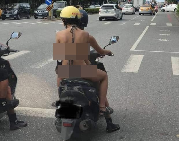 2 cô gái vô tư mặc bikini 2 mảnh nhỏ xíu đi giữa phố đông người 2 co gai vo tu mac bikini 2 manh nho xiu di giua pho dong nguoi