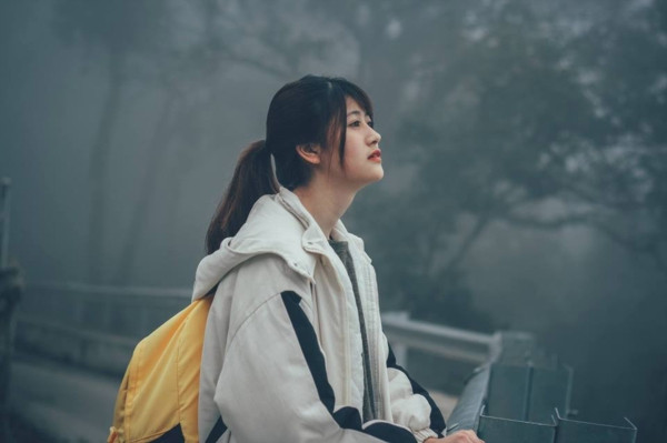 Bị chụp lén lúc chờ xe buýt, nữ sinh khiến bao chàng trai phải xao xuyến - Hình 4 Bi chup len luc cho xe buyt, nu sinh khien bao chang trai phai xao xuyen-Hinh-4