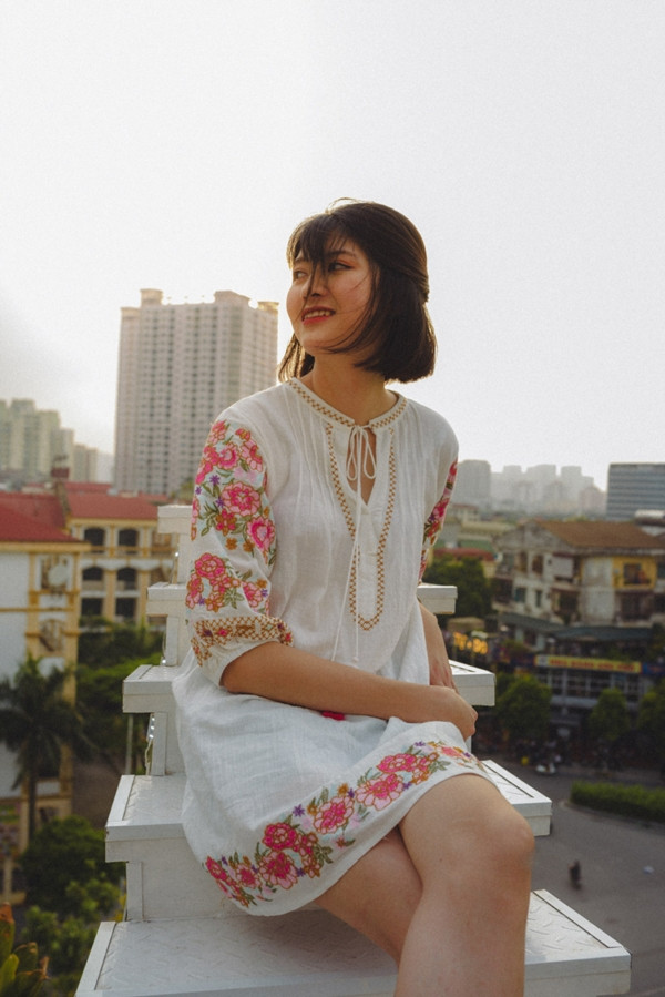 Bị chụp lén lúc chờ xe buýt, nữ sinh khiến bao chàng trai phải xao xuyến - Hình 8 Bi chup len luc cho xe buyt, nu sinh khien bao chang trai phai xao xuyen-Hinh-8