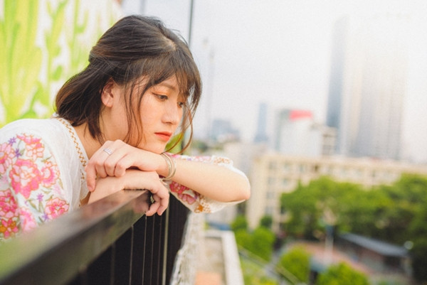 Bị chụp lén lúc chờ xe buýt, nữ sinh khiến bao chàng trai phải xao xuyến - Hình 7 Bi chup len luc cho xe buyt, nu sinh khien bao chang trai phai xao xuyen-Hinh-7