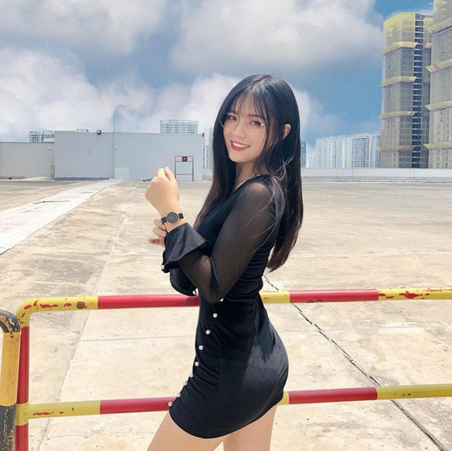 Vẻ nóng bỏng khó rời mắt của dàn hotgirl Việt chiếm sóng mạng xã hội - Hình 2 Ve nong bong kho roi mat cua dan hotgirl Viet chiem song mang xa hoi-Hinh-2