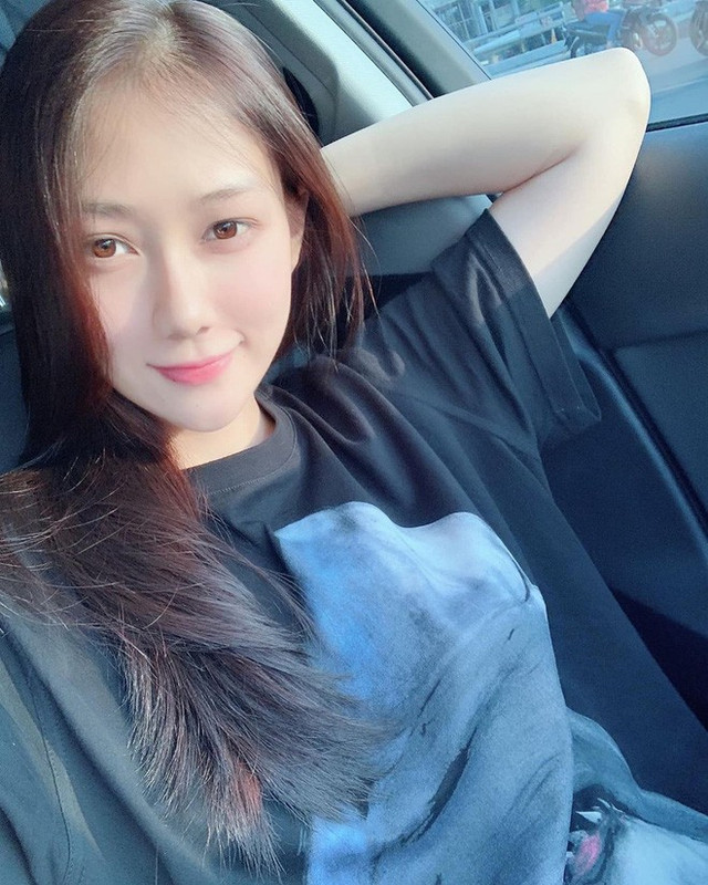 Vẻ nóng bỏng khó rời mắt của dàn hotgirl Việt chiếm sóng mạng xã hội - Hình 6 Ve nong bong kho roi mat cua dan hotgirl Viet chiem song mang xa hoi-Hinh-6