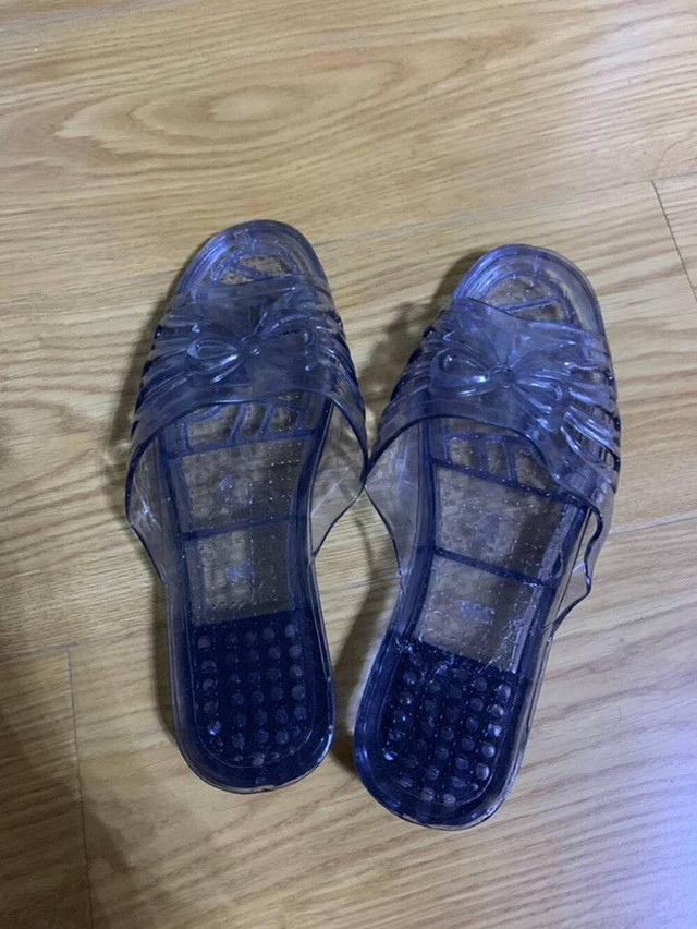 Cô gái được bạn trai tặng giày pha lê, tưởng hoá công chúa nhưng... đắng lòng - Hình 2 Co gai duoc ban trai tang giay pha le, tuong hoa cong chua nhung... dang long-Hinh-2