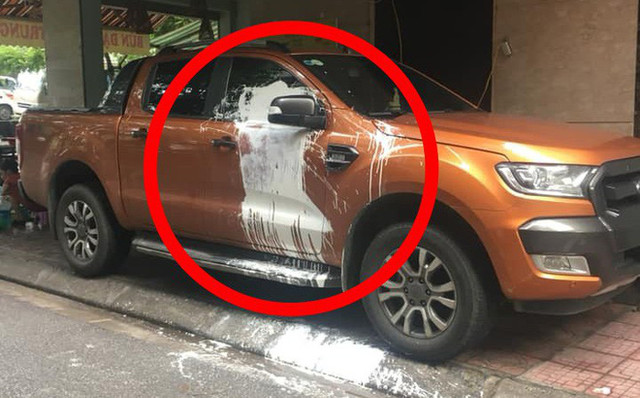 Đỗ xe “trêu ngươi” trước cửa nhà người khác, chủ xe nhận cái kết đắng Do xe “treu nguoi” truoc cua nha nguoi khac, chu xe nhan cai ket dang