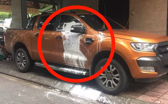 Do xe “treu nguoi” truoc cua nha nguoi khac, chu xe nhan cai ket dang