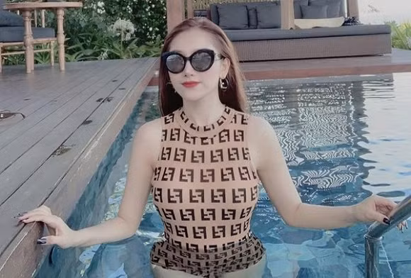 Vong 1 boc lua kho roi mat cua ban gai hau ve HAGL Vu Van Thanh-Hinh-2