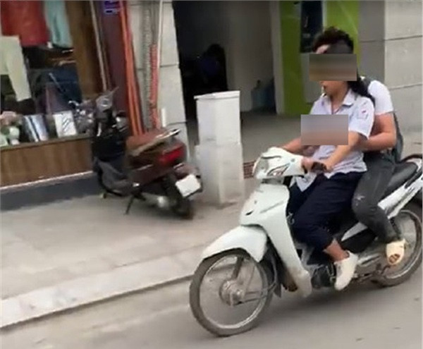 Bức xúc cảnh "yêu đương quá trớn" của cặp đôi cấp 3 trên phố Buc xuc canh