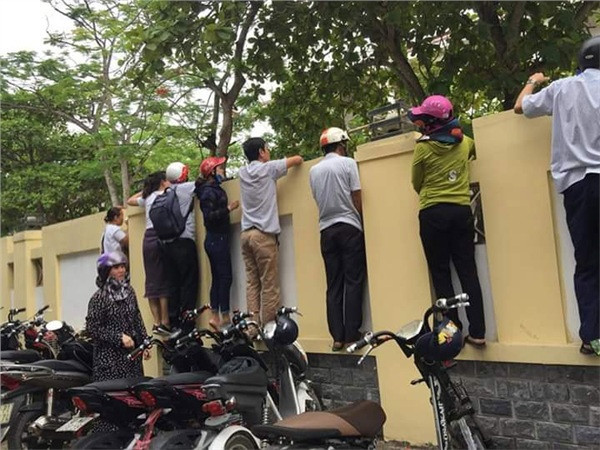 Ảnh: Phụ huynh sĩ tử lo lắng thấp thỏm chờ con thi lớp 10 Anh: Phu huynh si tu lo lang thap thom cho con thi lop 10