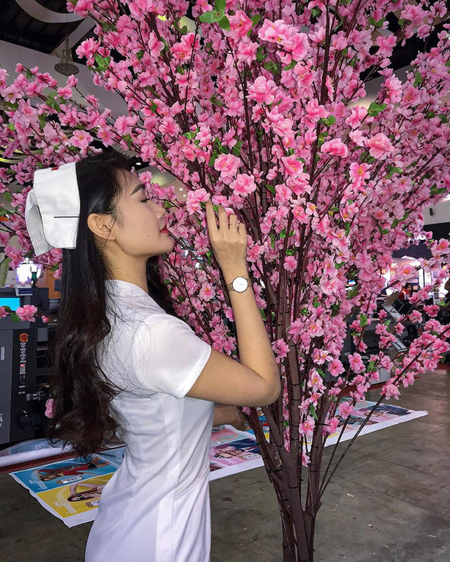 Nữ y tá xinh đẹp chân dài cực phẩm, body sexy hết chỗ chê - Hình 2 Nu y ta xinh dep chan dai cuc pham, body sexy het cho che-Hinh-2