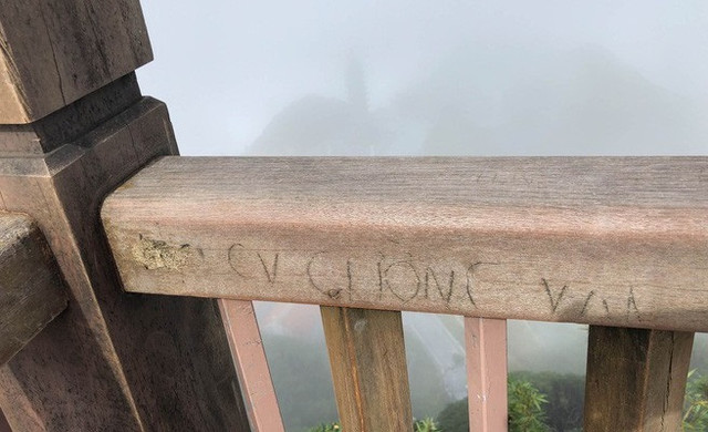 Dư luận phẫn nộ với vết bậy chi chít trên đỉnh Fansipan - Hình 3 Du luan phan no voi vet bay chi chit tren dinh Fansipan-Hinh-3