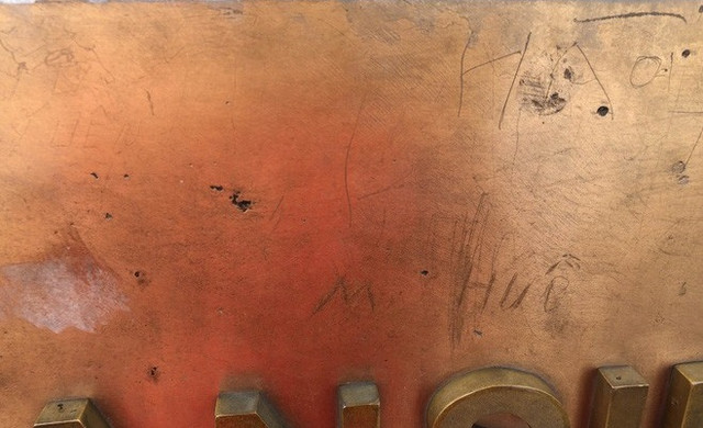 Dư luận phẫn nộ với vết bậy chi chít trên đỉnh Fansipan - Hình 8 Du luan phan no voi vet bay chi chit tren dinh Fansipan-Hinh-8