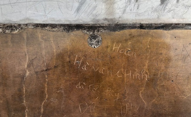 Dư luận phẫn nộ với vết bậy chi chít trên đỉnh Fansipan - Hình 6 Du luan phan no voi vet bay chi chit tren dinh Fansipan-Hinh-6