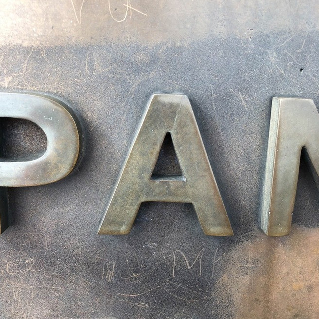 Dư luận phẫn nộ với vết bậy chi chít trên đỉnh Fansipan - Hình 9 Du luan phan no voi vet bay chi chit tren dinh Fansipan-Hinh-9