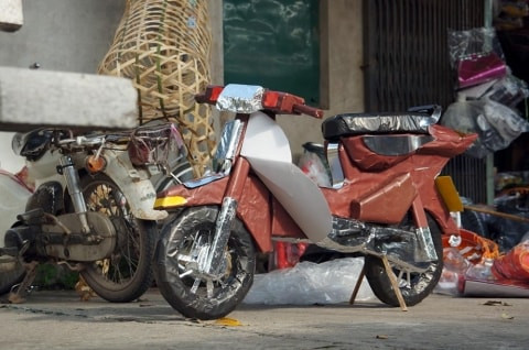 Tháng 7 âm lịch, người dân Việt đốt đá quý, siêu xe cho cho người cõi âm - Hình 9 Thang 7 am lich, nguoi dan Viet dot da quy, sieu xe cho cho nguoi coi am-Hinh-9