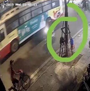 Cô gái vô ý thức rửa chân bằng nước uống từ thiện Co gai vo y thuc rua chan bang nuoc uong tu thien