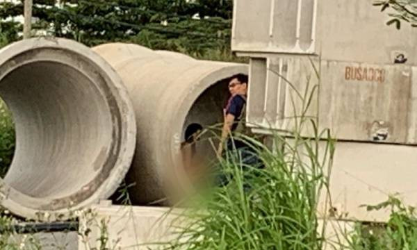 Thiếu nữ khoả thân rồi chui vào ống cống để... chụp ảnh ở Sài Gòn Thieu nu khoa than roi chui vao ong cong de... chup anh o Sai Gon