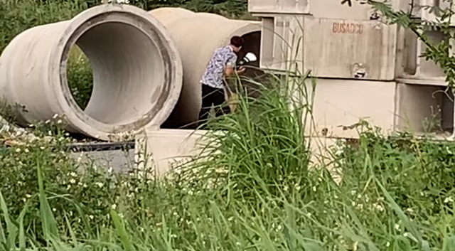 Thiếu nữ khoả thân rồi chui vào ống cống để... chụp ảnh ở Sài Gòn - Hình 2 Thieu nu khoa than roi chui vao ong cong de... chup anh o Sai Gon-Hinh-2