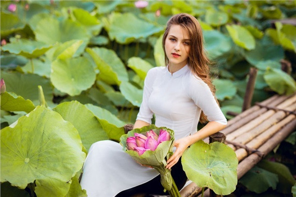 Tìm ra danh tính của mẫu Tây mặc yếm chụp bên sen Tim ra danh tinh cua mau Tay mac yem chup ben sen