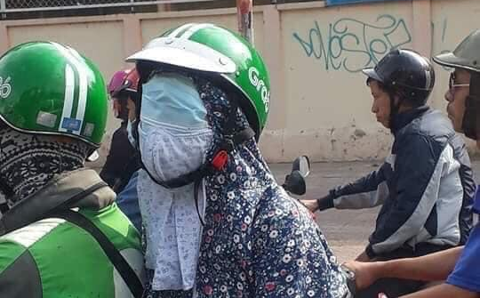 Muôn kiểu đeo khẩu trang cực bá đạo của hội chị em - Hình 2 Muon kieu deo khau trang cuc ba dao cua hoi chi em-Hinh-2