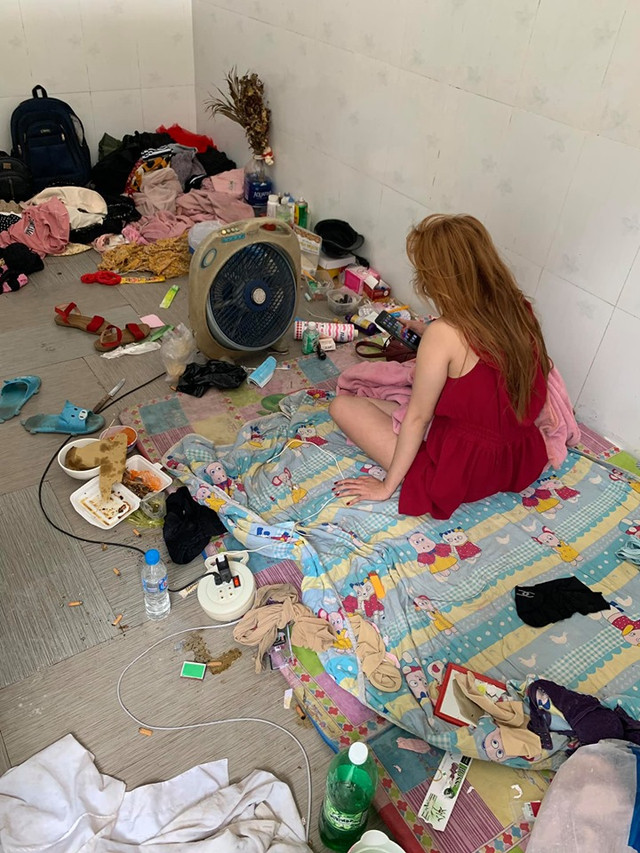 Hotgirl sang chảnh nhưng về tới phòng trọ ở bẩn không ai chịu nổi Hotgirl sang chanh nhung ve toi phong tro o ban khong ai chiu noi