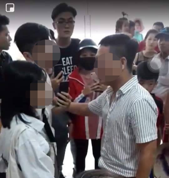 Xôn xao clip người đàn ông "sàm sỡ cô gái trong thang máy" ở Linh Đàm Xon xao clip nguoi dan ong