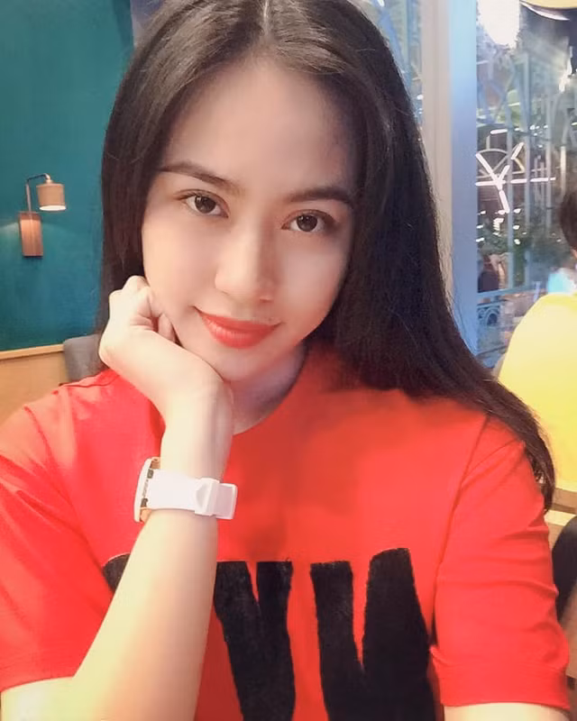 Do dang sexy giua ban gai tin don Quang Hai va Nhat Le-Hinh-9