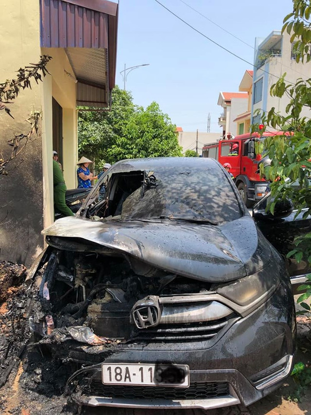 Nắng nóng gay gắt, xế hộp nổ bùm rồi bốc cháy - Hình 3 Nang nong gay gat, xe hop no bum roi boc chay-Hinh-3