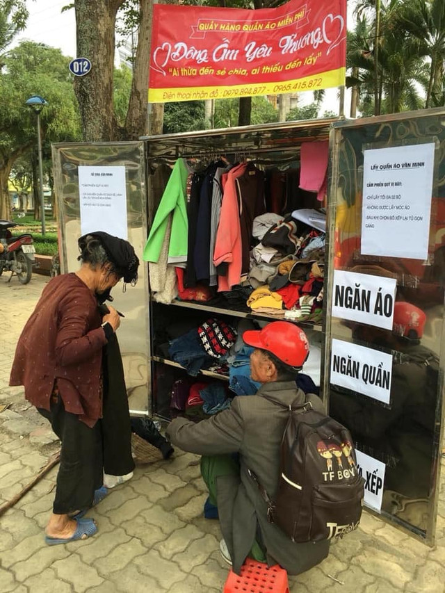 Ấm lòng tủ quần áo từ thiện tự chọn cho người nghèo giữa đông lạnh Am long tu quan ao tu thien tu chon cho nguoi ngheo giua dong lanh
