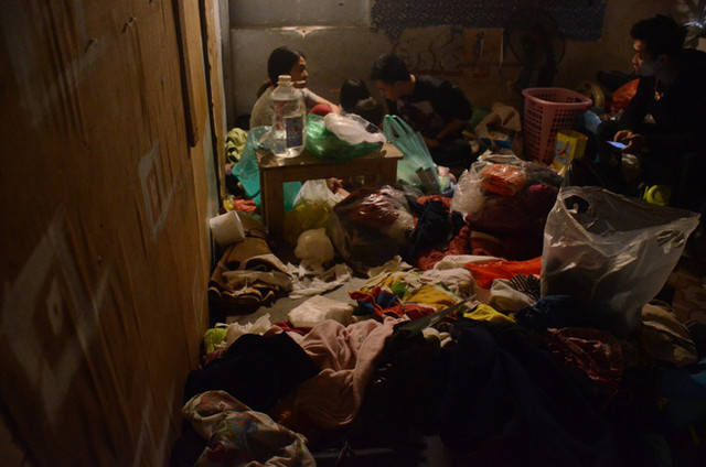 Cô bé 6 tuổi vô gia cư phối đồ “chất lừ” từ quần áo cũ - Hình 7 Co be 6 tuoi vo gia cu phoi do “chat lu” tu quan ao cu-Hinh-7