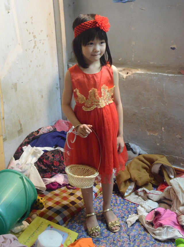 Cô bé 6 tuổi vô gia cư phối đồ “chất lừ” từ quần áo cũ - Hình 9 Co be 6 tuoi vo gia cu phoi do “chat lu” tu quan ao cu-Hinh-9