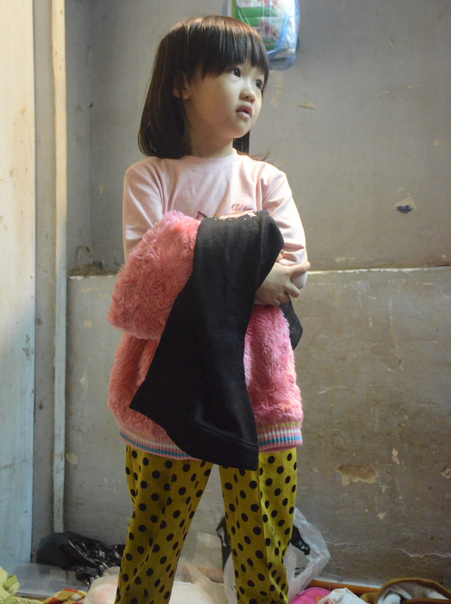 Cô bé 6 tuổi vô gia cư phối đồ “chất lừ” từ quần áo cũ - Hình 10 Co be 6 tuoi vo gia cu phoi do “chat lu” tu quan ao cu-Hinh-10