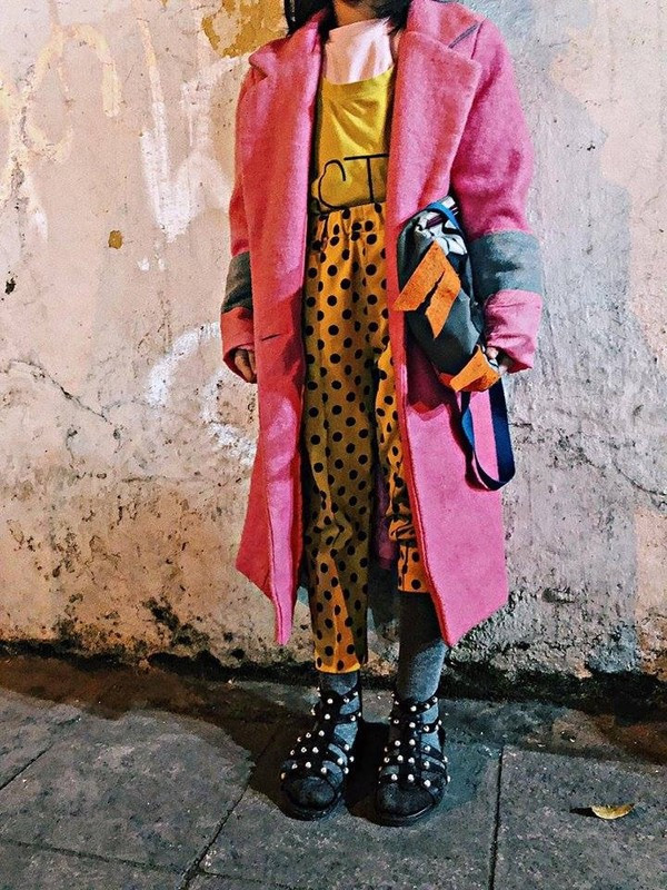 Cô bé 6 tuổi vô gia cư phối đồ “chất lừ” từ quần áo cũ - Hình 5 Co be 6 tuoi vo gia cu phoi do “chat lu” tu quan ao cu-Hinh-5