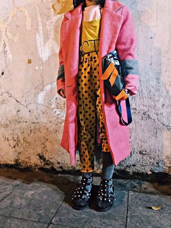 Co be 6 tuoi vo gia cu phoi do “chat lu” tu quan ao cu-Hinh-5