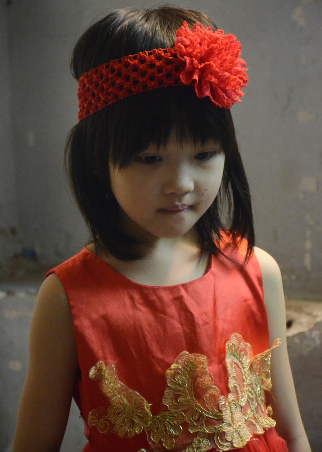 Cô bé 6 tuổi vô gia cư phối đồ “chất lừ” từ quần áo cũ - Hình 8 Co be 6 tuoi vo gia cu phoi do “chat lu” tu quan ao cu-Hinh-8