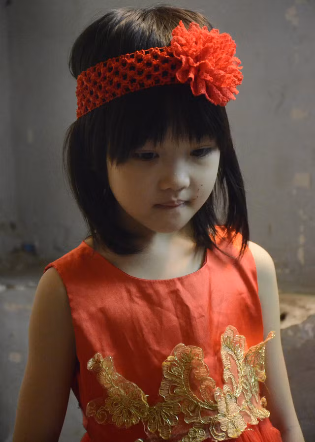 Co be 6 tuoi vo gia cu phoi do “chat lu” tu quan ao cu-Hinh-8