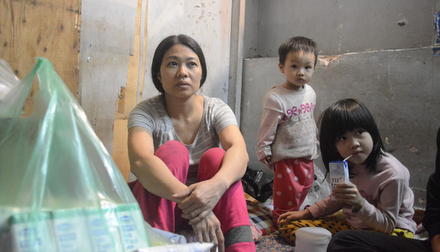 Cô bé 6 tuổi vô gia cư phối đồ “chất lừ” từ quần áo cũ - Hình 6 Co be 6 tuoi vo gia cu phoi do “chat lu” tu quan ao cu-Hinh-6