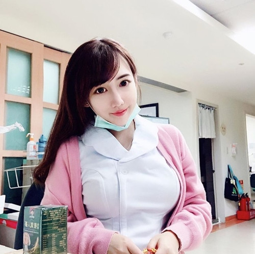 Nữ y tá vòng 1 “khủng” hớp hồn bao chàng trai từ cái nhìn đầu tiên Nu y ta vong 1 “khung” hop hon bao chang trai tu cai nhin dau tien