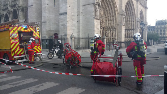 Cháy Nhà thờ Đức Bà ở Paris: Vì sao không thể chữa cháy từ trên không? - Hình 3 Chay Nha tho Duc Ba o Paris: Vi sao khong the chua chay tu tren khong?-Hinh-3