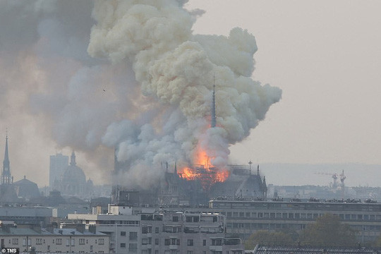 Cháy Nhà thờ Đức Bà ở Paris: Vì sao không thể chữa cháy từ trên không? - Hình 2 Chay Nha tho Duc Ba o Paris: Vi sao khong the chua chay tu tren khong?-Hinh-2