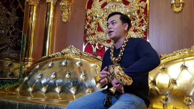 Những lần Phúc XO làm màu khoe "vàng giả" khiến dân mạng trầm trồ - Hình 8 Nhung lan Phuc XO lam mau khoe