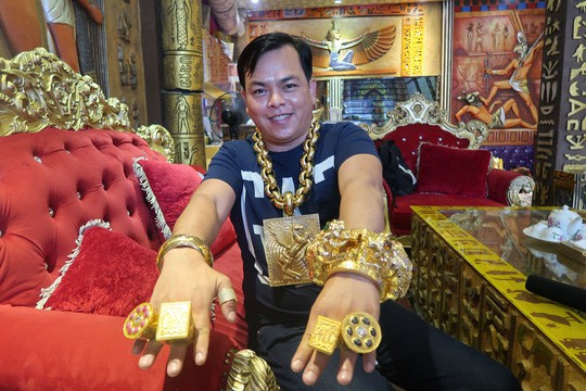 Những lần Phúc XO làm màu khoe "vàng giả" khiến dân mạng trầm trồ - Hình 3 Nhung lan Phuc XO lam mau khoe