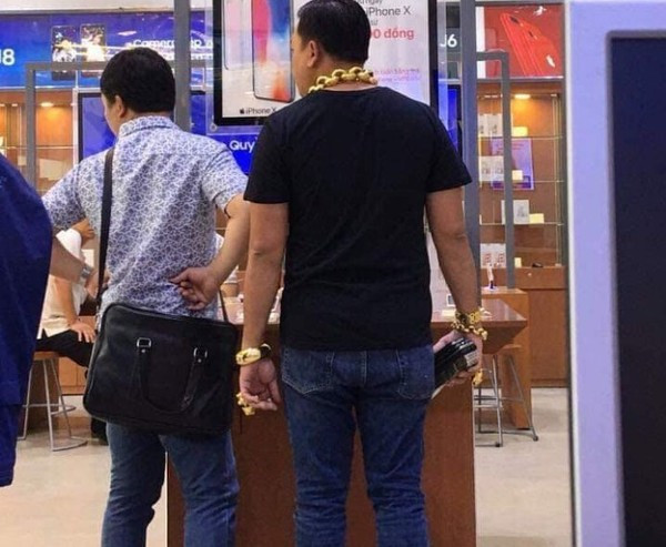 Những lần Phúc XO làm màu khoe "vàng giả" khiến dân mạng trầm trồ Nhung lan Phuc XO lam mau khoe